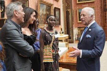 شاهد .. الإبتسامة على الوجوه خلال لقاء جورج وأمل كلوني مع الملك تشارلز الثالث