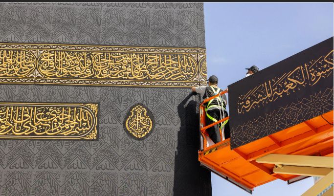الكعبة المشرفة تكتسي حلتها الجديدة في مشهد يأسر القلوب