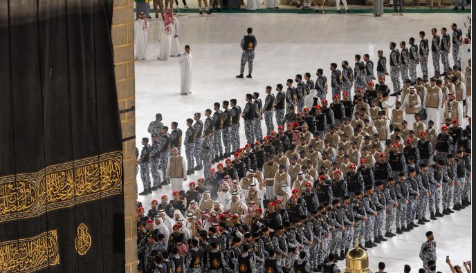 الكعبة المشرفة تكتسي حلتها الجديدة في مشهد يأسر القلوب