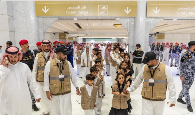 الكعبة المشرفة تكتسي حلتها الجديدة في مشهد يأسر القلوب