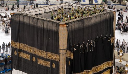 الكعبة المشرفة تكتسي حلتها الجديدة في مشهد يأسر القلوب