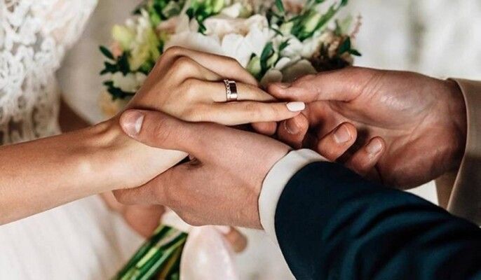 شاهد .. فنان عربي شهير يحتفل بزفاف ابنه على عروسه البحرينية