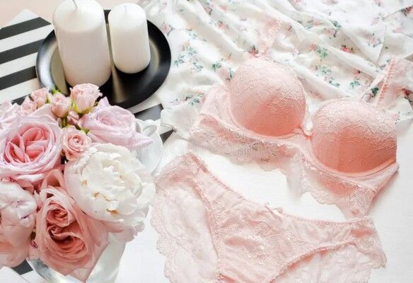 شاهد .. فنان شهير يعرض 100 ألف دولار على زوجته لإرتداء الملابس الداخلية في العلن