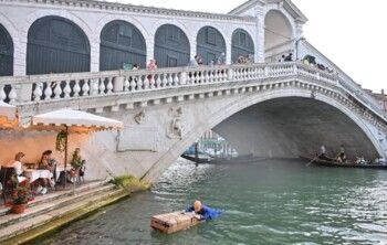 شاهد .. الإحتجاجات تتزايد على زفاف جيف بيزوس في البندقية..هذه المرة بطريقة مختلفة!