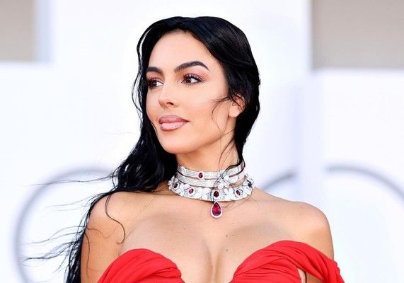 شاهد .. من هم النجوم اللبنانيون الذين تتابعهم جورجينا رودريغيز؟