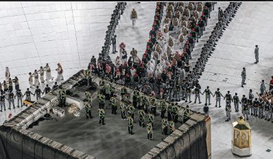 الكعبة المشرفة تكتسي حلتها الجديدة في مشهد يأسر القلوب