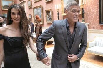 شاهد .. الإبتسامة على الوجوه خلال لقاء جورج وأمل كلوني مع الملك تشارلز الثالث