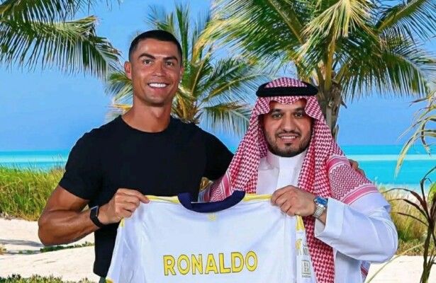 شاهد .. تجديد عقد كريستيانو رونالدو مع نادي النصر السعودي: مبلغ خيالي يتقاضاه يومياً وإمتيازات ومكافآت تاريخية