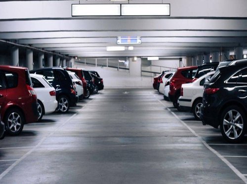 شروط ورسوم جديدة لمواقف السيارات في السعودية.. واستثناء فئة واحدة تمامًا! اكتشف التفاصيل الآن!