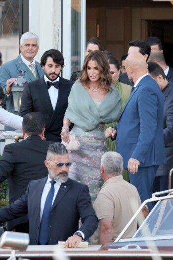 شاهد .. الملكة رانيا والأميرة رجوة شديدتا الأناقة في زفاف جيف بيزوس