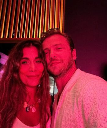 شاهد .. تولغا ساريتاش يحتفل برومانسية بذكرى زواجه.. ويعلن اسم مولوده المنتظر