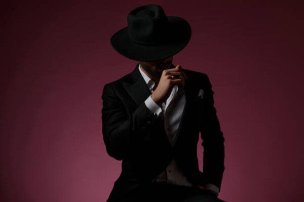 شاهد .. نجم عالمي يخضع لـ جلسة مكياج ويضع طلاء أظافر في بث مباشر