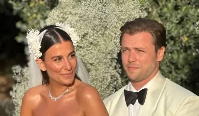 شاهد .. تولغا ساريتاش يحتفل برومانسية بذكرى زواجه.. ويعلن اسم مولوده المنتظر