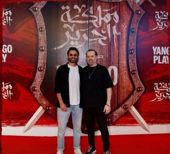 شاهد .. كريم محمود عبد العزيز يحتفل بـ "مملكة الحرير" بغياب زوجته