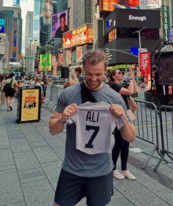 شاهد .. تولغا ساريتاش يحتفل برومانسية بذكرى زواجه.. ويعلن اسم مولوده المنتظر