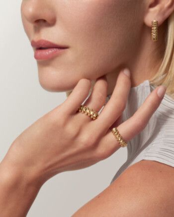 شاهد .. ذهب أبيض أم أصفر؟.. اكتشفي أي لون يليق بكِ أكثر قبل اتخاذ القرار!