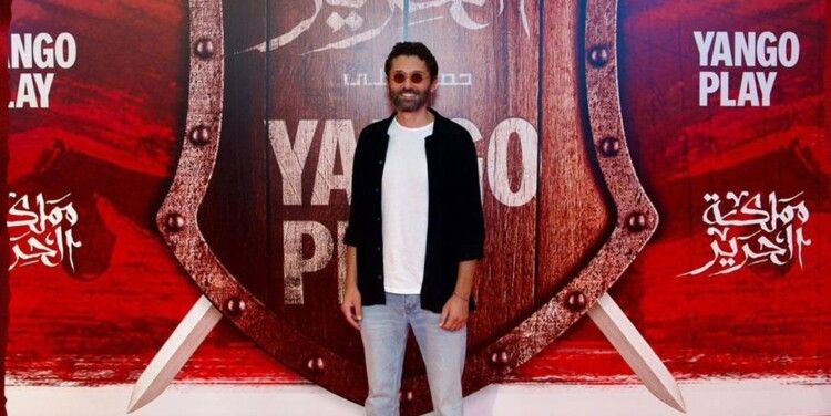 شاهد .. كريم محمود عبد العزيز يحتفل بـ "مملكة الحرير" بغياب زوجته