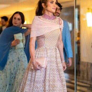 شاهد .. أناقة الأميرة إيمان تخطف القلوب.. هذا تصميم فستانها وسعره