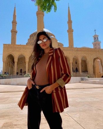 شاهد .. عارضة أزياء لبنانية تحدث ضجة بقبلة حميمة مع حبيبتها