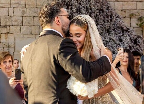 شاهد .. بأجواء فخمة للغاية.. مذيعة لبنانية تدخل القفص الذهبي وملحم زين يحيي الحفل