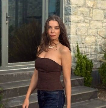 شاهد .. رُصدا في أجواء رومانسية.. بوراك دينيز يعيش قصة حب مع هذه الممثلة