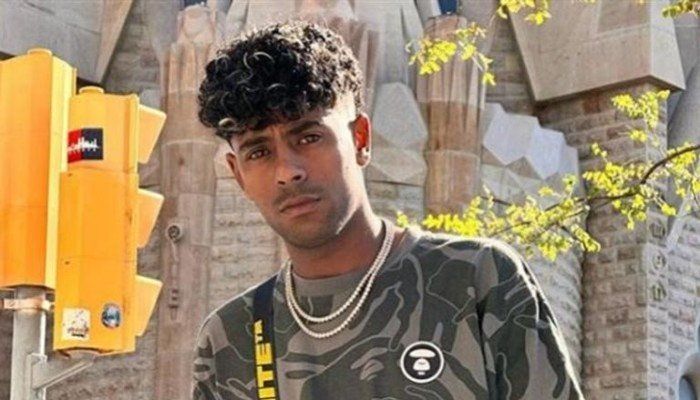 المطرب عفروتو يكشف تفاصيل مؤثرة عن علاقته بوالده: "قسوة صنعت مني رجلًا صلبًا"