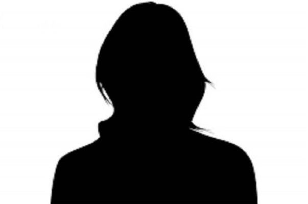 شاهد .. ممثلة مصرية مشهورة تعاني من مشكلة صحية في عينيها