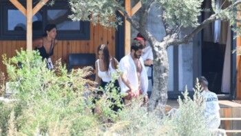 شاهد .. رُصدا في أجواء رومانسية.. بوراك دينيز يعيش قصة حب مع هذه الممثلة