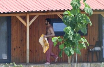 شاهد .. رُصدا في أجواء رومانسية.. بوراك دينيز يعيش قصة حب مع هذه الممثلة