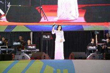 شاهد .. رحمة رياض بحفل كامل العدد في "أسبوع الموسيقى" بالدار البيضاء-بالصورة