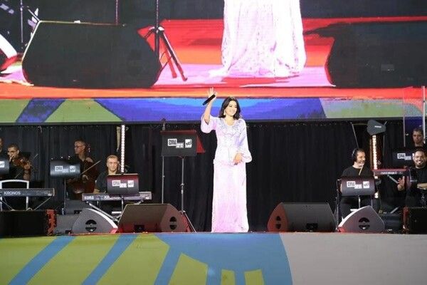 شاهد .. بحضور جماهيري فاق 10 آلاف شخص.. رحمة رياض تشعل مسرح الدار البيضاء