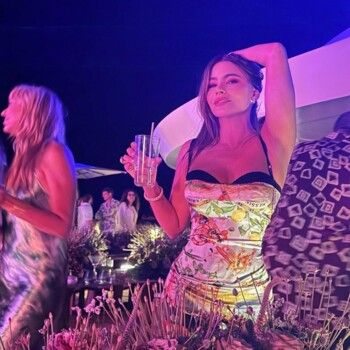 شاهد .. عيد صوفيا فيرغارا يتحوّل إلى مهرجان نجوم.. مفاجآت وأجواء ساحرة في قلب البحر