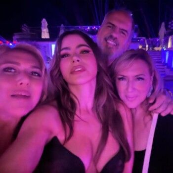 شاهد .. عيد صوفيا فيرغارا يتحوّل إلى مهرجان نجوم.. مفاجآت وأجواء ساحرة في قلب البحر