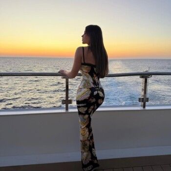 شاهد .. عيد صوفيا فيرغارا يتحوّل إلى مهرجان نجوم.. مفاجآت وأجواء ساحرة في قلب البحر