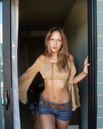 شاهد .. والدة جيجي وبيلا حديد كانت عارضة أزياء أيضاً.. والشبه بينها وبين ابنتها الصغرى يلفت الأنظار