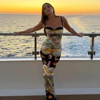 شاهد .. عيد صوفيا فيرغارا يتحوّل إلى مهرجان نجوم.. مفاجآت وأجواء ساحرة في قلب البحر