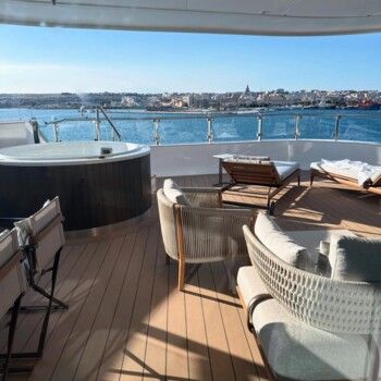 شاهد .. عيد صوفيا فيرغارا يتحوّل إلى مهرجان نجوم.. مفاجآت وأجواء ساحرة في قلب البحر