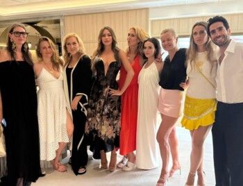 شاهد .. عيد صوفيا فيرغارا يتحوّل إلى مهرجان نجوم.. مفاجآت وأجواء ساحرة في قلب البحر