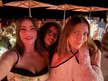 شاهد .. عيد صوفيا فيرغارا يتحوّل إلى مهرجان نجوم.. مفاجآت وأجواء ساحرة في قلب البحر