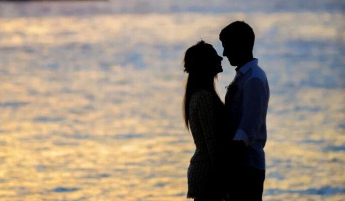 شاهد .. نجم شهير يُرصد في لحظة حميمة مع امرأة غامضة