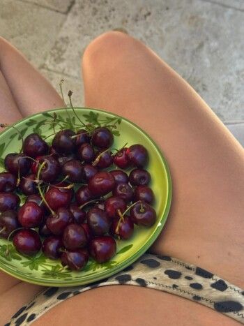 شاهد .. أنوثة و رشاقة عالية.. كايلي جينر تستمتع بوقتها بملابس السباحة