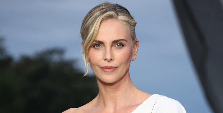 شاهد .. تشارليز ثيرون تروي تفاصيل ممارستها علاقة مع شاب يصغرها بـ 23 عاماً