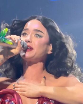 شاهد .. بعد انفصالها عن أورلاندو بلوم.. كاتي بيري تنهار من البكاء على المسرح