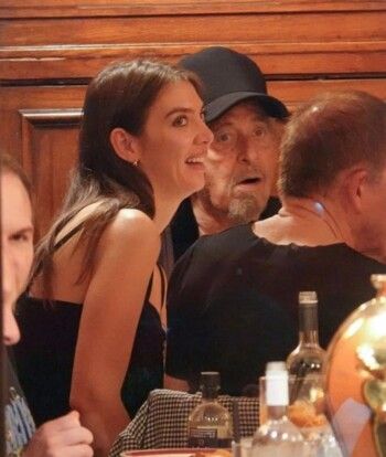 شاهد .. آل باتشينو يحظى بوقت حميم مع صحافية تصغره بأكثر من 60 عاماً - بالصور