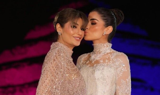 شاهد .. قبلت يدها بتأثر.. ليلى أحمد زاهر تحتفل بعيد ميلاد والدتها