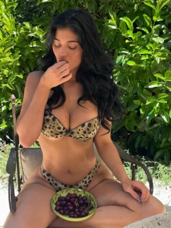 شاهد .. أنوثة و رشاقة عالية.. كايلي جينر تستمتع بوقتها بملابس السباحة