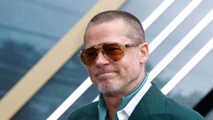 شاهد .. براد بيت يحذر الممثلين الشباب من ادوار الابطال الخارقين.. فما السبب؟