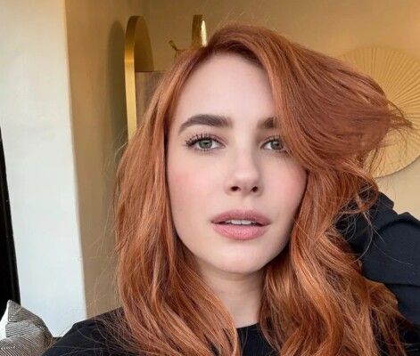 شاهد .. إيما روبرتس لا تغسل شعرها خلال إجازتها خوفاً من هذا الأمر