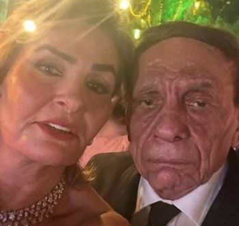 شاهد .. صورة لـ عادل إمام من حفل زفاف حفيده تحدث بلبلة!