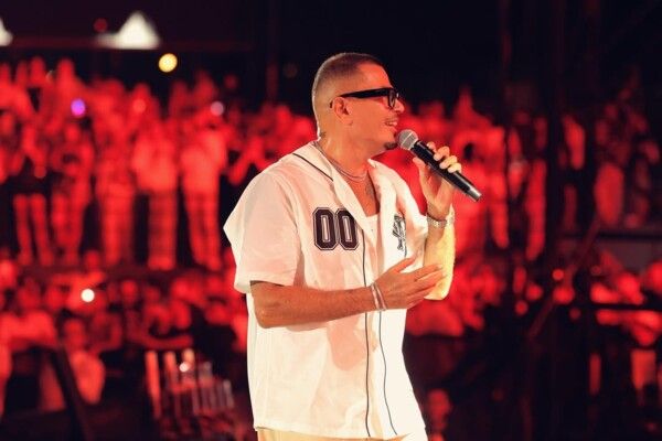 شاهد .. ابنا عمرو دياب يشاركانه حفله في مراسي